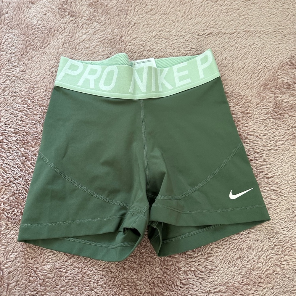 Nike Pros Green